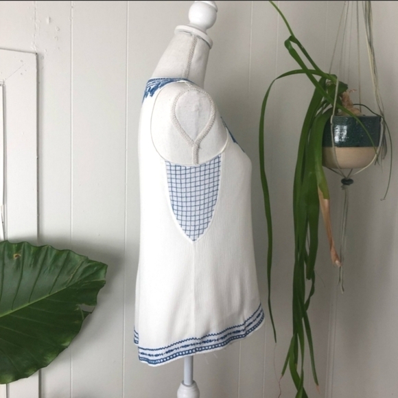 THML ✦ White Blue Embroidered Sleeveless Top ✦ Floral Hi-Low Hem Size XS NWT - Picture 4 of 16